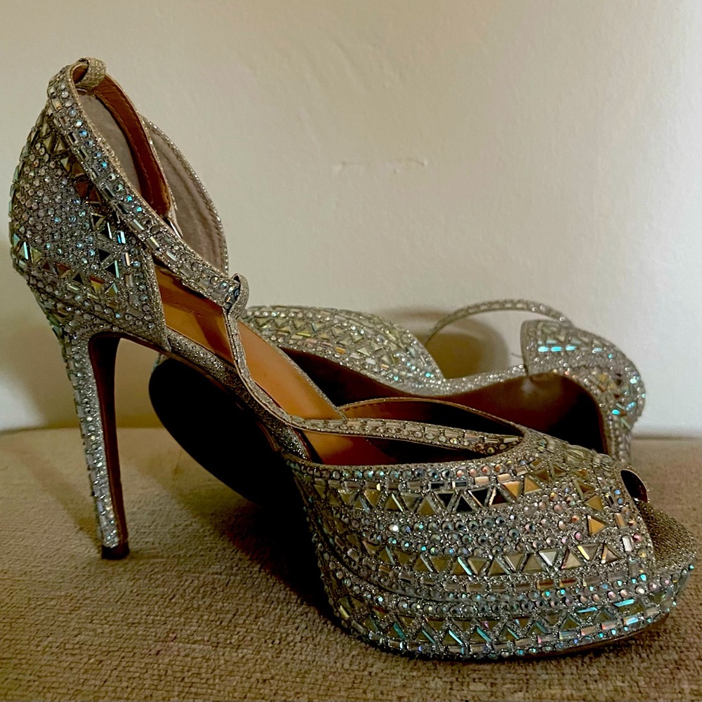 Size 9.5 Thalia Sodi crystal t strap high heels